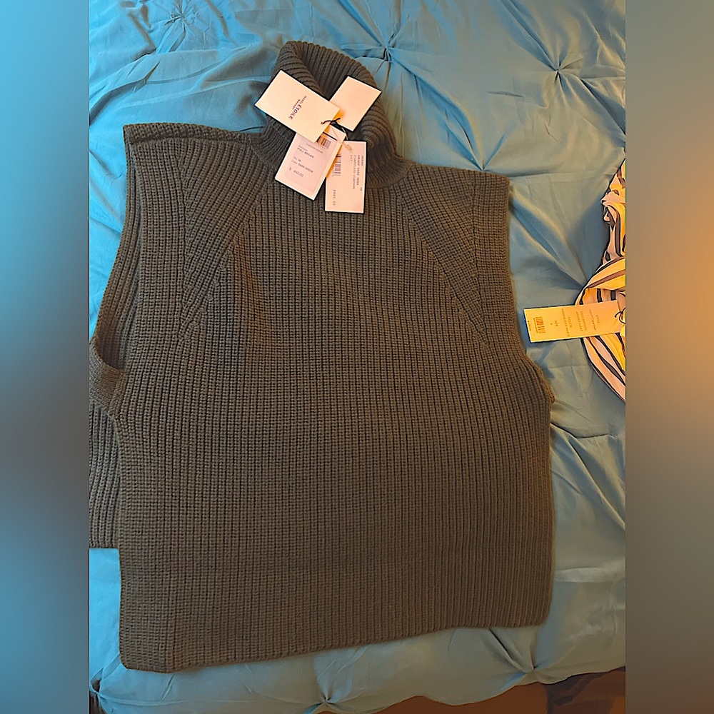 Dark green sleeveless sweater split on the sides